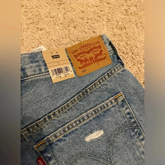 NWT Levi’s 501 distressed denim short - Picture 5 of 5